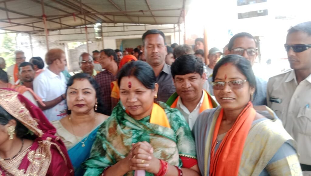 पामगढ़ पहुंची कमलेश की जनसंपर्क यात्रा- पूर्व विधायक डॉक्टर खिलावन साहू भी लगे हैं सघन प्रचार प्रसार में, कमलेश कह रही- मोदी जी को लाना है तीसरी बार, जांजगीर में खिलाना है फिर से कमल का फूल, 23 मार्च को बलौदा बाजार- भाटापारा जिले में हो रहा कमलेश का घर-घर संपर्क अभियान, चारों ओर गूंज रही मोदी की लहर,400 प्लस के सीटों के लक्ष्य को पार करने में जांजगीर चांपा लोकसभा की भी रहेगी अहम भूमिका kshititech