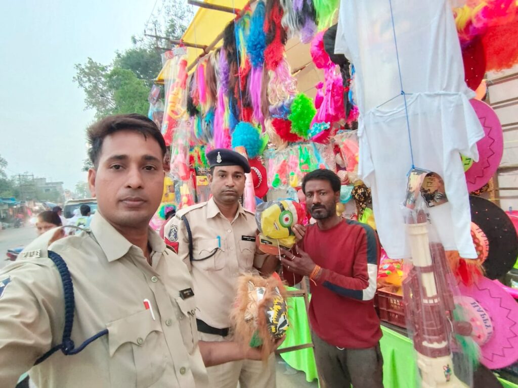 मुखौटे पहनकर ना हो कोई वारदात, अलर्ट हुई पुलिस- शक्ति-जैजैपुर पुलिस ने होली पर्व पर प्रतिबंधात्मक मुखोटे बेचने वाले दुकानदारों को दी चेतावनी,कुछ दुकानों में पुलिस ने कारी करवाई, होली पर्व को लेकर पुलिस ने निकाला पैदल मार्च, होली पर्व को लेकर असामाजिक तत्वों से निपटने तैयार शक्ति पुलिस मुखौटे पहनकर ना हो कोई वारदात, अलर्ट हुई पुलिस- शक्ति-जैजैपुर पुलिस ने होली पर्व पर प्रतिबंधात्मक मुखोटे बेचने वाले दुकानदारों को दी चेतावनी,कुछ दुकानों में पुलिस ने कारी करवाई, होली पर्व को लेकर पुलिस ने निकाला पैदल मार्च, होली पर्व को लेकर असामाजिक तत्वों से निपटने तैयार शक्ति पुलिस kshititech