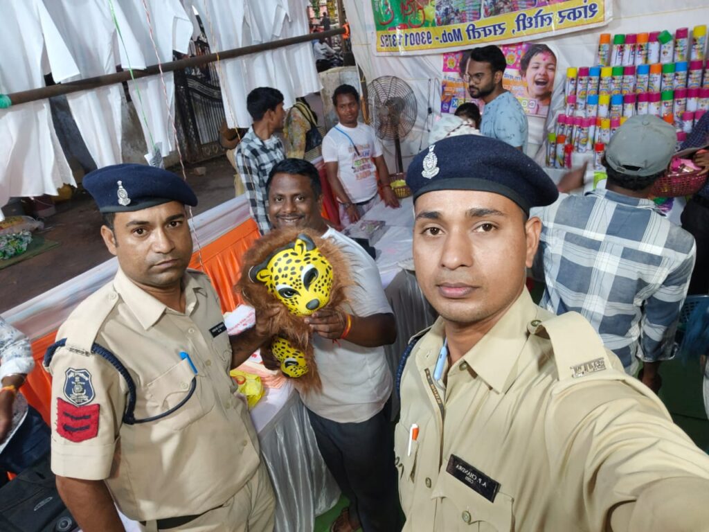 मुखौटे पहनकर ना हो कोई वारदात, अलर्ट हुई पुलिस- शक्ति-जैजैपुर पुलिस ने होली पर्व पर प्रतिबंधात्मक मुखोटे बेचने वाले दुकानदारों को दी चेतावनी,कुछ दुकानों में पुलिस ने कारी करवाई, होली पर्व को लेकर पुलिस ने निकाला पैदल मार्च, होली पर्व को लेकर असामाजिक तत्वों से निपटने तैयार शक्ति पुलिस मुखौटे पहनकर ना हो कोई वारदात, अलर्ट हुई पुलिस- शक्ति-जैजैपुर पुलिस ने होली पर्व पर प्रतिबंधात्मक मुखोटे बेचने वाले दुकानदारों को दी चेतावनी,कुछ दुकानों में पुलिस ने कारी करवाई, होली पर्व को लेकर पुलिस ने निकाला पैदल मार्च, होली पर्व को लेकर असामाजिक तत्वों से निपटने तैयार शक्ति पुलिस kshititech