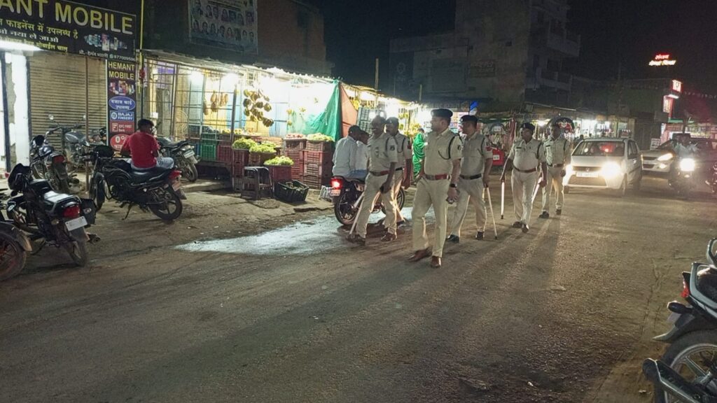 मुखौटे पहनकर ना हो कोई वारदात, अलर्ट हुई पुलिस- शक्ति-जैजैपुर पुलिस ने होली पर्व पर प्रतिबंधात्मक मुखोटे बेचने वाले दुकानदारों को दी चेतावनी,कुछ दुकानों में पुलिस ने कारी करवाई, होली पर्व को लेकर पुलिस ने निकाला पैदल मार्च, होली पर्व को लेकर असामाजिक तत्वों से निपटने तैयार शक्ति पुलिस मुखौटे पहनकर ना हो कोई वारदात, अलर्ट हुई पुलिस- शक्ति-जैजैपुर पुलिस ने होली पर्व पर प्रतिबंधात्मक मुखोटे बेचने वाले दुकानदारों को दी चेतावनी,कुछ दुकानों में पुलिस ने कारी करवाई, होली पर्व को लेकर पुलिस ने निकाला पैदल मार्च, होली पर्व को लेकर असामाजिक तत्वों से निपटने तैयार शक्ति पुलिस kshititech