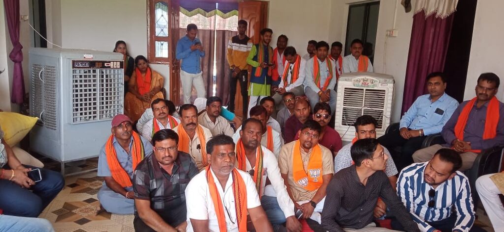 शक्ति विधानसभा में लोकसभा का चुनाव जीतने भाजपा ने बनाई रणनीति- ग्रामीण इलाके मोहगांव में लोकसभा कोर कमेटी एवं प्रबंधन समिति की बैठक संपन्न, प्रत्याशी कमलेश जांगड़े ने भी 26 मार्च को किया शक्ति विधानसभा का दौरा, कमलेश जांगड़े ने कहा सभी कार्यकर्ताओं की मेहनत से ही 400 प्लस का लक्ष्य होगा पार, प्रदेश की एकमात्र अनुसूचित जाति वर्ग के लिए आरक्षित सीट पर भाजपा नहीं लेना चाहती रिस्क शक्ति विधानसभा में लोकसभा का चुनाव जीतने भाजपा ने बनाई रणनीति- ग्रामीण इलाके मोहगांव में लोकसभा कोर कमेटी एवं प्रबंधन समिति की बैठक संपन्न, प्रत्याशी कमलेश जांगड़े ने भी 26 मार्च को किया शक्ति विधानसभा का दौरा, कमलेश जांगड़े ने कहा सभी कार्यकर्ताओं की मेहनत से ही 400 प्लस का लक्ष्य होगा पार, प्रदेश की एकमात्र अनुसूचित जाति वर्ग के लिए आरक्षित सीट पर भाजपा नहीं लेना चाहती रिस्क kshititech