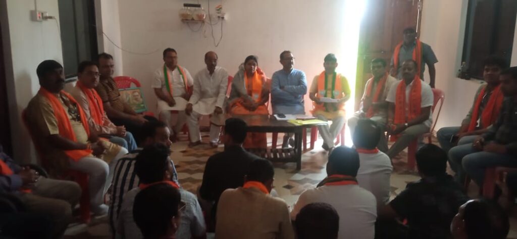 शक्ति विधानसभा में लोकसभा का चुनाव जीतने भाजपा ने बनाई रणनीति- ग्रामीण इलाके मोहगांव में लोकसभा कोर कमेटी एवं प्रबंधन समिति की बैठक संपन्न, प्रत्याशी कमलेश जांगड़े ने भी 26 मार्च को किया शक्ति विधानसभा का दौरा, कमलेश जांगड़े ने कहा सभी कार्यकर्ताओं की मेहनत से ही 400 प्लस का लक्ष्य होगा पार, प्रदेश की एकमात्र अनुसूचित जाति वर्ग के लिए आरक्षित सीट पर भाजपा नहीं लेना चाहती रिस्क शक्ति विधानसभा में लोकसभा का चुनाव जीतने भाजपा ने बनाई रणनीति- ग्रामीण इलाके मोहगांव में लोकसभा कोर कमेटी एवं प्रबंधन समिति की बैठक संपन्न, प्रत्याशी कमलेश जांगड़े ने भी 26 मार्च को किया शक्ति विधानसभा का दौरा, कमलेश जांगड़े ने कहा सभी कार्यकर्ताओं की मेहनत से ही 400 प्लस का लक्ष्य होगा पार, प्रदेश की एकमात्र अनुसूचित जाति वर्ग के लिए आरक्षित सीट पर भाजपा नहीं लेना चाहती रिस्क kshititech