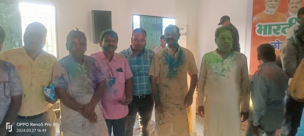 भाजपाइयों ने जमकर खेली होली- भाजपा नगर मंडल शक्ति ने किया था होली मिलन का जिला भाजपा अध्यक्ष कृष्णकांत एवं पूर्व मंत्री मेधाराम साहू भी रहे उपस्थित, मंडल अध्यक्ष अनूप अग्रवाल ने दी सभी नगर वासियों को होली पर्व की बधाई, चुनाव की थकान के बीच कार्यकर्ताओं ने भी होली मिलन में किया FILL GOOD का अनुभव kshititech