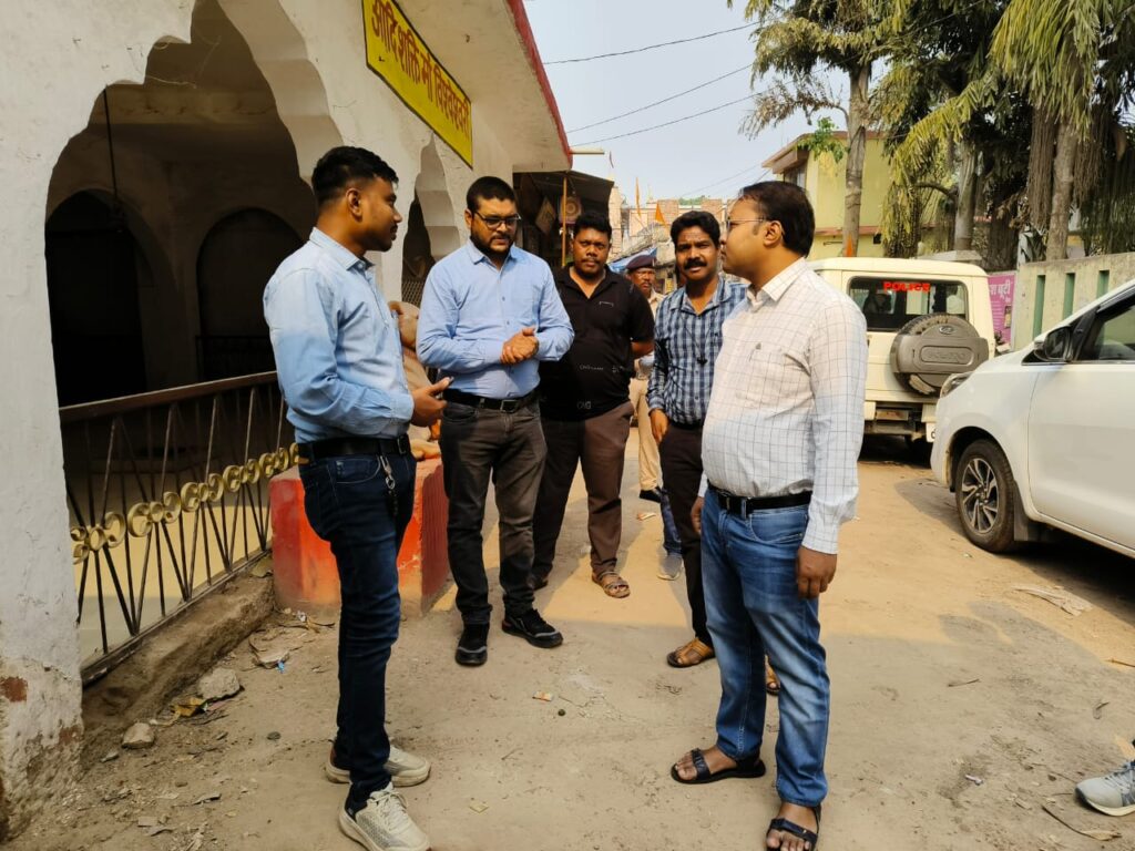 माता रानी की सेवा की जिम्मेदारी भी निभा रहा कलेक्टर टोपनो- चंद्रपुर के चंद्रासिनी मंदिर परिसर का होगा उन्नयन कार्य ,कलेक्टर अमृत विकास टोपनो ने मंदिर परिसर के जीणोद्धार एवं श्रद्धालुओं की सुविधाओं के मद्दे नजर प्राक्कलन तैयार करने के लिए निर्देश, नवरात्रि पर्व की तैयारीयो का भी लिया जायजा, कलेक्टर ने अपने कार्य की शुरुआत की थी चंद्रहासिनी के दर्शन से माता रानी की सेवा की जिम्मेदारी भी निभा रहा कलेक्टर टोपनो- चंद्रपुर के चंद्रासिनी मंदिर परिसर का होगा उन्नयन कार्य ,कलेक्टर अमृत विकास टोपनो ने मंदिर परिसर के जीणोद्धार एवं श्रद्धालुओं की सुविधाओं के मद्दे नजर प्राक्कलन तैयार करने के लिए निर्देश, नवरात्रि पर्व की तैयारीयो का भी लिया जायजा, कलेक्टर ने अपने कार्य की शुरुआत की थी चंद्रहासिनी के दर्शन से kshititech
