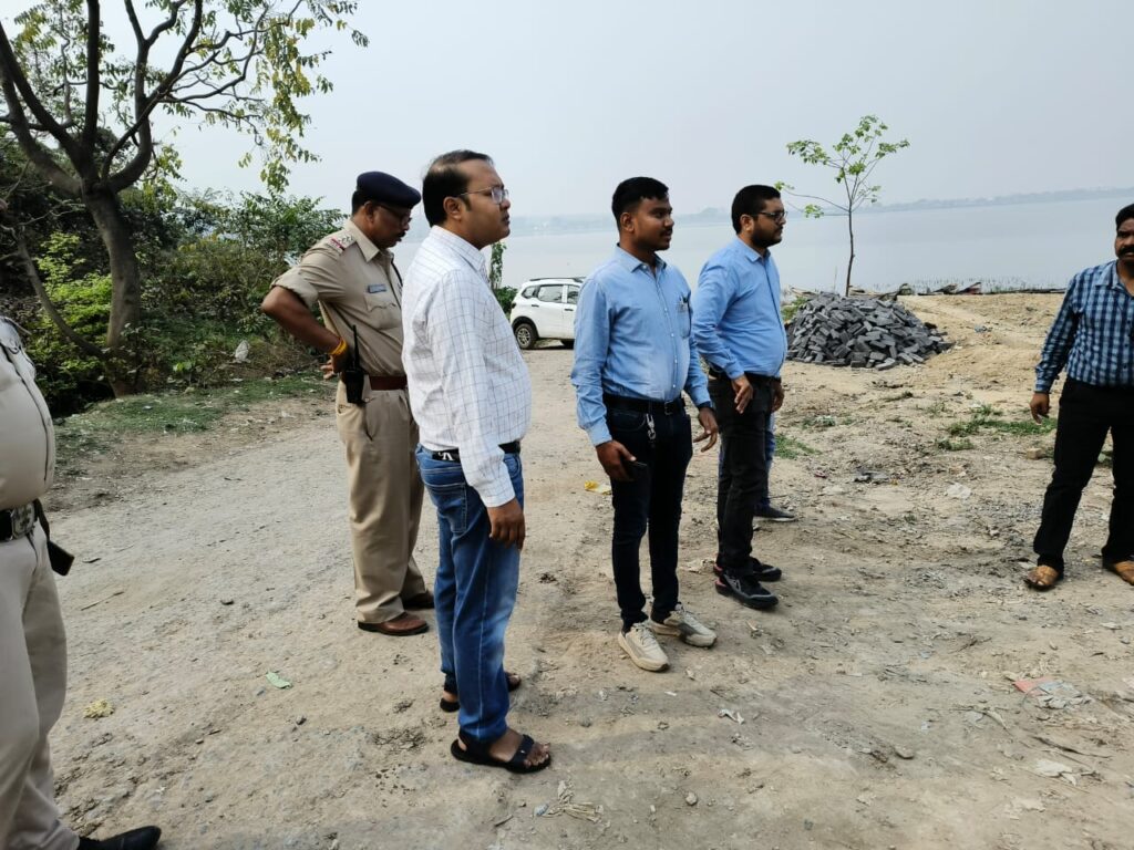 माता रानी की सेवा की जिम्मेदारी भी निभा रहा कलेक्टर टोपनो- चंद्रपुर के चंद्रासिनी मंदिर परिसर का होगा उन्नयन कार्य ,कलेक्टर अमृत विकास टोपनो ने मंदिर परिसर के जीणोद्धार एवं श्रद्धालुओं की सुविधाओं के मद्दे नजर प्राक्कलन तैयार करने के लिए निर्देश, नवरात्रि पर्व की तैयारीयो का भी लिया जायजा, कलेक्टर ने अपने कार्य की शुरुआत की थी चंद्रहासिनी के दर्शन से माता रानी की सेवा की जिम्मेदारी भी निभा रहा कलेक्टर टोपनो- चंद्रपुर के चंद्रासिनी मंदिर परिसर का होगा उन्नयन कार्य ,कलेक्टर अमृत विकास टोपनो ने मंदिर परिसर के जीणोद्धार एवं श्रद्धालुओं की सुविधाओं के मद्दे नजर प्राक्कलन तैयार करने के लिए निर्देश, नवरात्रि पर्व की तैयारीयो का भी लिया जायजा, कलेक्टर ने अपने कार्य की शुरुआत की थी चंद्रहासिनी के दर्शन से kshititech