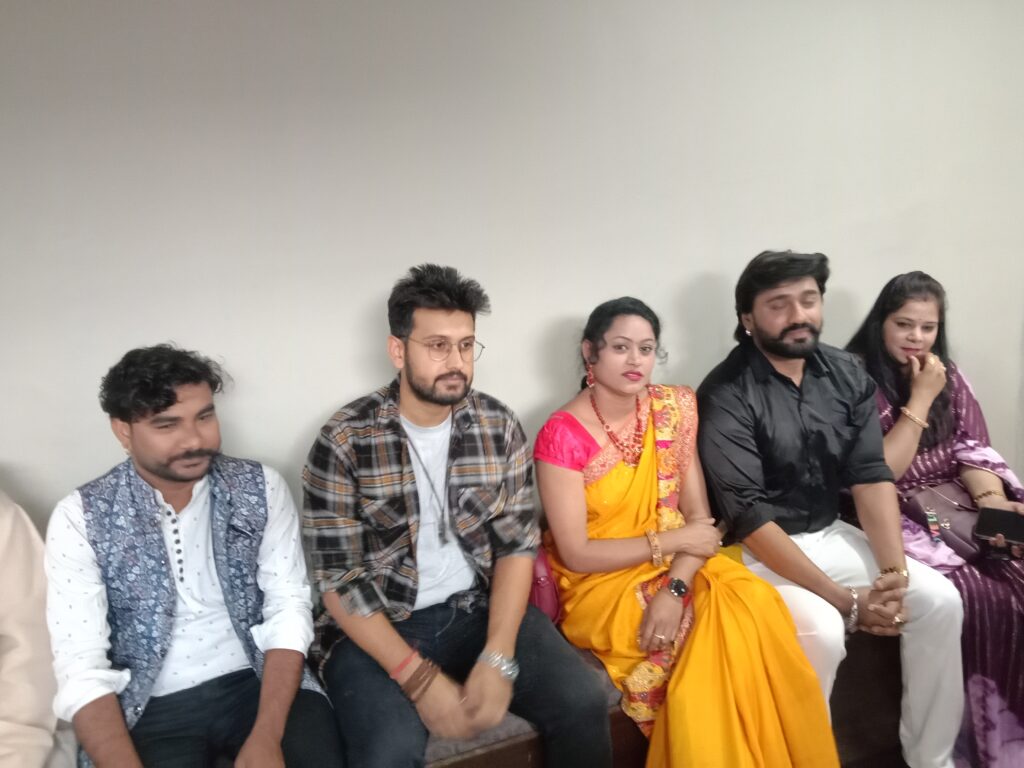 छत्तीसगढ़ी फिल्म मांग सजा दे सजना के कलाकार पहुंचे शक्ति, शक्ति में हाउसफुल चल रही फिल्म, चेतन शर्मा ने निभाया है अहम किरदार, कलाकारों ने कहा- छत्तीसगढ़ में फिल्मों को प्रोत्साहित करने शासन को देना चाहिए ध्यान, अभिभाजित मध्य प्रदेश के पूर्व मंत्री नोबेल वर्मा भी पहुंचे फिल्म को प्रमोट करने छत्तीसगढ़ी फिल्म मांग सजा दे सजना के कलाकार पहुंचे शक्ति, शक्ति में हाउसफुल चल रही फिल्म, चेतन शर्मा ने निभाया है अहम किरदार, कलाकारों ने कहा- छत्तीसगढ़ में फिल्मों को प्रोत्साहित करने शासन को देना चाहिए ध्यान, अभिभाजित मध्य प्रदेश के पूर्व मंत्री नोबेल वर्मा भी पहुंचे फिल्म को प्रमोट करने kshititech