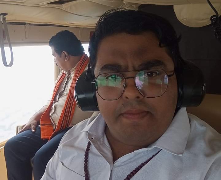 गृहमंत्री ने उड़े अभिषेक को हेलीकॉप्टर पर- छत्तीसगढ़ के गृहमंत्री शक्ति जिले के युवा नेता अभिषेक शर्मा गोलू महाराज को ले उड़े अपने साथ हेलीकॉप्टर पर, प्रदेश में उपमुख्यमंत्री विजय शर्मा के खास समर्थकों में गिनती होती है अभिषेक शर्मा की गृहमंत्री ने उड़े अभिषेक को हेलीकॉप्टर पर- छत्तीसगढ़ के गृहमंत्री शक्ति जिले के युवा नेता अभिषेक शर्मा गोलू महाराज को ले उड़े अपने साथ हेलीकॉप्टर पर, प्रदेश में उपमुख्यमंत्री विजय शर्मा के खास समर्थकों में गिनती होती है अभिषेक शर्मा की kshititech