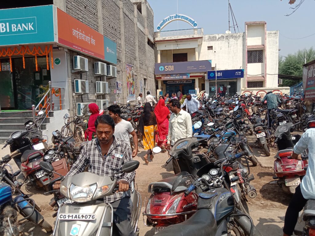 बैंक कर रहे बड़ी दुर्घटना का इंतजार- शक्ति में बिना पार्किंग के संचालित हो रहे बड़े राष्ट्रीयकृत बैंक, कभी भी घट सकती है कोई बड़ी दुर्घटना, एक ही स्थान पर तीन-तीन बड़े बैंकों के संचालन से चरमरा गई है यातायात व्यवस्था, नागरिकों ने करी मांग- बिना पार्किंग बैंक खोलने की ना दी जाए अनुमति, जिले के पुलिस यातायात अधिकारी की हिदायत सिर्फ औपचारिकता बनकर रह गई बैंक कर रहे बड़ी दुर्घटना का इंतजार- शक्ति में बिना पार्किंग के संचालित हो रहे बड़े राष्ट्रीयकृत बैंक, कभी भी घट सकती है कोई बड़ी दुर्घटना, एक ही स्थान पर तीन-तीन बड़े बैंकों के संचालन से चरमरा गई है यातायात व्यवस्था, नागरिकों ने करी मांग- बिना पार्किंग बैंक खोलने की ना दी जाए अनुमति, जिले के पुलिस यातायात अधिकारी की हिदायत सिर्फ औपचारिकता बनकर रह गई kshititech