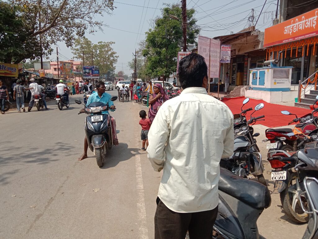 बैंक कर रहे बड़ी दुर्घटना का इंतजार- शक्ति में बिना पार्किंग के संचालित हो रहे बड़े राष्ट्रीयकृत बैंक, कभी भी घट सकती है कोई बड़ी दुर्घटना, एक ही स्थान पर तीन-तीन बड़े बैंकों के संचालन से चरमरा गई है यातायात व्यवस्था, नागरिकों ने करी मांग- बिना पार्किंग बैंक खोलने की ना दी जाए अनुमति, जिले के पुलिस यातायात अधिकारी की हिदायत सिर्फ औपचारिकता बनकर रह गई बैंक कर रहे बड़ी दुर्घटना का इंतजार- शक्ति में बिना पार्किंग के संचालित हो रहे बड़े राष्ट्रीयकृत बैंक, कभी भी घट सकती है कोई बड़ी दुर्घटना, एक ही स्थान पर तीन-तीन बड़े बैंकों के संचालन से चरमरा गई है यातायात व्यवस्था, नागरिकों ने करी मांग- बिना पार्किंग बैंक खोलने की ना दी जाए अनुमति, जिले के पुलिस यातायात अधिकारी की हिदायत सिर्फ औपचारिकता बनकर रह गई kshititech