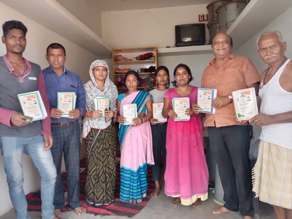 शक्ति नगर पालिका क्षेत्र के वार्ड क्रमांक- 17 में किया गया राशन कार्डों का वितरण, पूर्व नगर पालिका अध्यक्ष नरेश गेवाडीन भी रहे मौजूद, कार्ड धारकों ने कहा-नए कार्डों से मिलेगा हमें लाभ, हाथों में नए राशन कार्ड पाकर हितग्राहियों के चेहरे पर भी आई मुस्कान शक्ति नगर पालिका क्षेत्र के वार्ड क्रमांक- 17 में किया गया राशन कार्डों का वितरण, पूर्व नगर पालिका अध्यक्ष नरेश गेवाडीन भी रहे मौजूद, कार्ड धारकों ने कहा-नए कार्डों से मिलेगा हमें लाभ, हाथों में नए राशन कार्ड पाकर हितग्राहियों के चेहरे पर भी आई मुस्कान kshititech