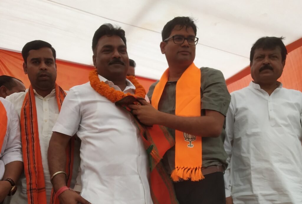 भाजपा प्रवेश की मची होड़-कांग्रेस के जनपद अध्यक्ष राजेश हो गए भाजपा के, 18 मार्च को सैकड़ो कांग्रेसियों ने किया भाजपा प्रवेश,राजा धर्मेंद्र बहादुर सिंह ने समर्थकों के साथ किया भाजपा प्रवेश तो वहीं शक्ति के नरेश अग्रवाल प्रिंस को ओपी चौधरी ने बनाया भाजपा का गमछा, नरेश को भाजपा अध्यक्ष किरण देव ने कहा- बहुत सुना है आपका नाम, आने वाले दिनों में कांग्रेस के और बड़े चेहरे हो सकते हैं भाजपा में शामिल kshititech