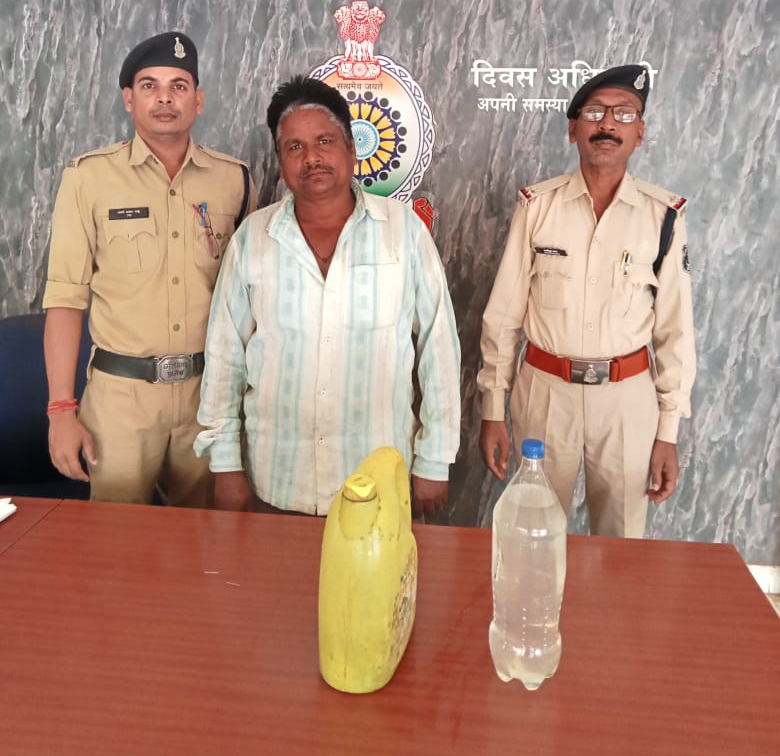 अवैध शराब विक्रेता पर शक्ति पुलिस की कारवाई, क्षेत्र में SP के निर्देश पर पुलिस प्रशासन कर रहा ताड बतोड़ कार्रवाई, होली तिहार पर जमकर चलता है गांव- शहरों में शराब का खेल, पुलिस की कार्रवाई से शराबियों की शामत, नहीं मिलेगी पीने को शराब, शक्ति टी आई विवेक शर्मा ने कहा क्षेत्र में अवैध कारोबारीयो पर पुलिस की पैनी नजर अवैध शराब विक्रेता पर शक्ति पुलिस की कारवाई, क्षेत्र में SP के निर्देश पर पुलिस प्रशासन कर रहा ताड बतोड़ कार्रवाई, होली तिहार पर जमकर चलता है गांव- शहरों में शराब का खेल, पुलिस की कार्रवाई से शराबियों की शामत, नहीं मिलेगी पीने को शराब, शक्ति टी आई विवेक शर्मा ने कहा क्षेत्र में अवैध कारोबारीयो पर पुलिस की पैनी नजर kshititech