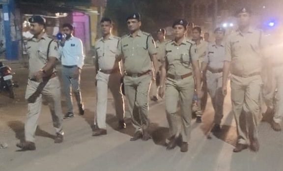 मुखौटे पहनकर ना हो कोई वारदात, अलर्ट हुई पुलिस- शक्ति-जैजैपुर पुलिस ने होली पर्व पर प्रतिबंधात्मक मुखोटे बेचने वाले दुकानदारों को दी चेतावनी,कुछ दुकानों में पुलिस ने कारी करवाई, होली पर्व को लेकर पुलिस ने निकाला पैदल मार्च, होली पर्व को लेकर असामाजिक तत्वों से निपटने तैयार शक्ति पुलिस मुखौटे पहनकर ना हो कोई वारदात, अलर्ट हुई पुलिस- शक्ति-जैजैपुर पुलिस ने होली पर्व पर प्रतिबंधात्मक मुखोटे बेचने वाले दुकानदारों को दी चेतावनी,कुछ दुकानों में पुलिस ने कारी करवाई, होली पर्व को लेकर पुलिस ने निकाला पैदल मार्च, होली पर्व को लेकर असामाजिक तत्वों से निपटने तैयार शक्ति पुलिस kshititech