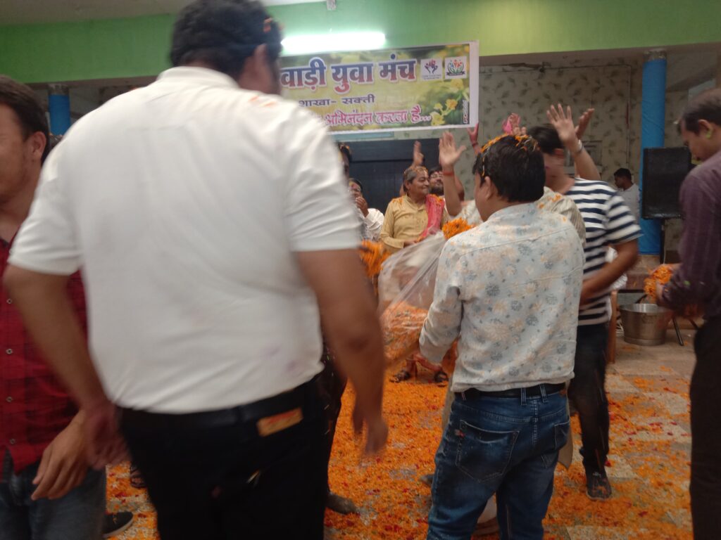 फूलों की होली, गरमा गरम नाश्ते के साथ- मारवाड़ी युवा मंच शक्ति ने किया होली मिलन समारोह का आयोजन, समाज के बुजुर्गों के बीच फूलों की होली एवं तिलक लगाकर किया गया स्वागत, समाज बंधुओ में दिखा उत्साह फूलों की होली, गरमा गरम नाश्ते के साथ- मारवाड़ी युवा मंच शक्ति ने किया होली मिलन समारोह का आयोजन, समाज के बुजुर्गों के बीच फूलों की होली एवं तिलक लगाकर किया गया स्वागत, समाज बंधुओ में दिखा उत्साह kshititech