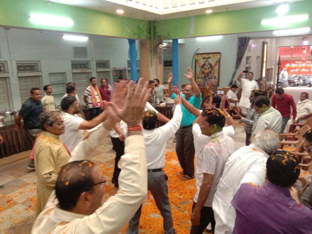 फूलों की होली, गरमा गरम नाश्ते के साथ- मारवाड़ी युवा मंच शक्ति ने किया होली मिलन समारोह का आयोजन, समाज के बुजुर्गों के बीच फूलों की होली एवं तिलक लगाकर किया गया स्वागत, समाज बंधुओ में दिखा उत्साह फूलों की होली, गरमा गरम नाश्ते के साथ- मारवाड़ी युवा मंच शक्ति ने किया होली मिलन समारोह का आयोजन, समाज के बुजुर्गों के बीच फूलों की होली एवं तिलक लगाकर किया गया स्वागत, समाज बंधुओ में दिखा उत्साह kshititech