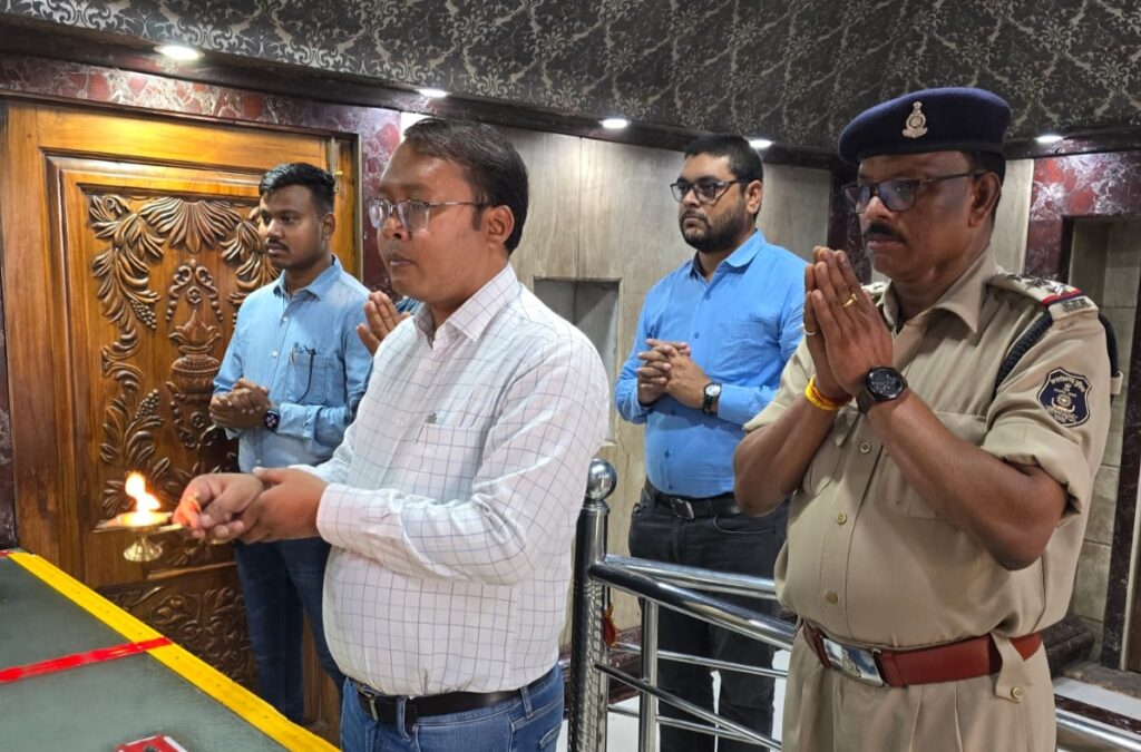 माता रानी की सेवा की जिम्मेदारी भी निभा रहा कलेक्टर टोपनो- चंद्रपुर के चंद्रासिनी मंदिर परिसर का होगा उन्नयन कार्य ,कलेक्टर अमृत विकास टोपनो ने मंदिर परिसर के जीणोद्धार एवं श्रद्धालुओं की सुविधाओं के मद्दे नजर प्राक्कलन तैयार करने के लिए निर्देश, नवरात्रि पर्व की तैयारीयो का भी लिया जायजा, कलेक्टर ने अपने कार्य की शुरुआत की थी चंद्रहासिनी के दर्शन से माता रानी की सेवा की जिम्मेदारी भी निभा रहा कलेक्टर टोपनो- चंद्रपुर के चंद्रासिनी मंदिर परिसर का होगा उन्नयन कार्य ,कलेक्टर अमृत विकास टोपनो ने मंदिर परिसर के जीणोद्धार एवं श्रद्धालुओं की सुविधाओं के मद्दे नजर प्राक्कलन तैयार करने के लिए निर्देश, नवरात्रि पर्व की तैयारीयो का भी लिया जायजा, कलेक्टर ने अपने कार्य की शुरुआत की थी चंद्रहासिनी के दर्शन से kshititech