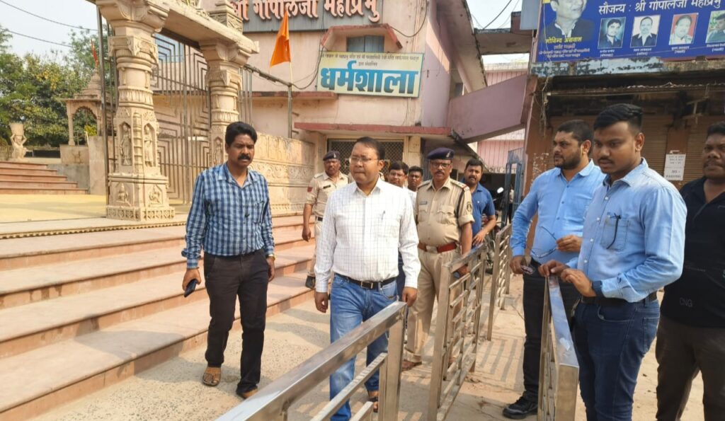 माता रानी की सेवा की जिम्मेदारी भी निभा रहा कलेक्टर टोपनो- चंद्रपुर के चंद्रासिनी मंदिर परिसर का होगा उन्नयन कार्य ,कलेक्टर अमृत विकास टोपनो ने मंदिर परिसर के जीणोद्धार एवं श्रद्धालुओं की सुविधाओं के मद्दे नजर प्राक्कलन तैयार करने के लिए निर्देश, नवरात्रि पर्व की तैयारीयो का भी लिया जायजा, कलेक्टर ने अपने कार्य की शुरुआत की थी चंद्रहासिनी के दर्शन से माता रानी की सेवा की जिम्मेदारी भी निभा रहा कलेक्टर टोपनो- चंद्रपुर के चंद्रासिनी मंदिर परिसर का होगा उन्नयन कार्य ,कलेक्टर अमृत विकास टोपनो ने मंदिर परिसर के जीणोद्धार एवं श्रद्धालुओं की सुविधाओं के मद्दे नजर प्राक्कलन तैयार करने के लिए निर्देश, नवरात्रि पर्व की तैयारीयो का भी लिया जायजा, कलेक्टर ने अपने कार्य की शुरुआत की थी चंद्रहासिनी के दर्शन से kshititech