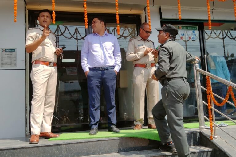 जिला यातायात प्रभारी ने करी पहल- शक्ति के बैंकों के सामने पार्किंग व्यवस्था सुधारने जिला यातायात प्रभारी ने दिए बैंक प्रबंधन को निर्देश- पार्किंग के लिए अलग से कर्मचारी नियुक्त कर व्यवस्थाओं को संचालित करने की कही बात,SP के निर्देश पर विगत दिनों यातायात प्रभारी ने करी थी बैंक प्रबंधन के साथ बैठक जिला यातायात प्रभारी ने करी पहल- शक्ति के बैंकों के सामने पार्किंग व्यवस्था सुधारने जिला यातायात प्रभारी ने दिए बैंक प्रबंधन को निर्देश- पार्किंग के लिए अलग से कर्मचारी नियुक्त कर व्यवस्थाओं को संचालित करने की कही बात,SP के निर्देश पर विगत दिनों यातायात प्रभारी ने करी थी बैंक प्रबंधन के साथ बैठक kshititech