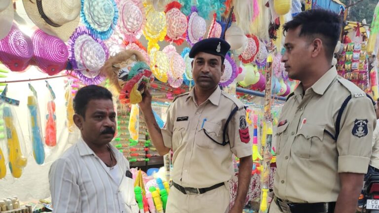 मुखौटे पहनकर ना हो कोई वारदात, अलर्ट हुई पुलिस- शक्ति-जैजैपुर पुलिस ने होली पर्व पर प्रतिबंधात्मक मुखोटे बेचने वाले दुकानदारों को दी चेतावनी,कुछ दुकानों में पुलिस ने कारी करवाई, होली पर्व को लेकर पुलिस ने निकाला पैदल मार्च, होली पर्व को लेकर असामाजिक तत्वों से निपटने तैयार शक्ति पुलिस मुखौटे पहनकर ना हो कोई वारदात, अलर्ट हुई पुलिस- शक्ति-जैजैपुर पुलिस ने होली पर्व पर प्रतिबंधात्मक मुखोटे बेचने वाले दुकानदारों को दी चेतावनी,कुछ दुकानों में पुलिस ने कारी करवाई, होली पर्व को लेकर पुलिस ने निकाला पैदल मार्च, होली पर्व को लेकर असामाजिक तत्वों से निपटने तैयार शक्ति पुलिस kshititech