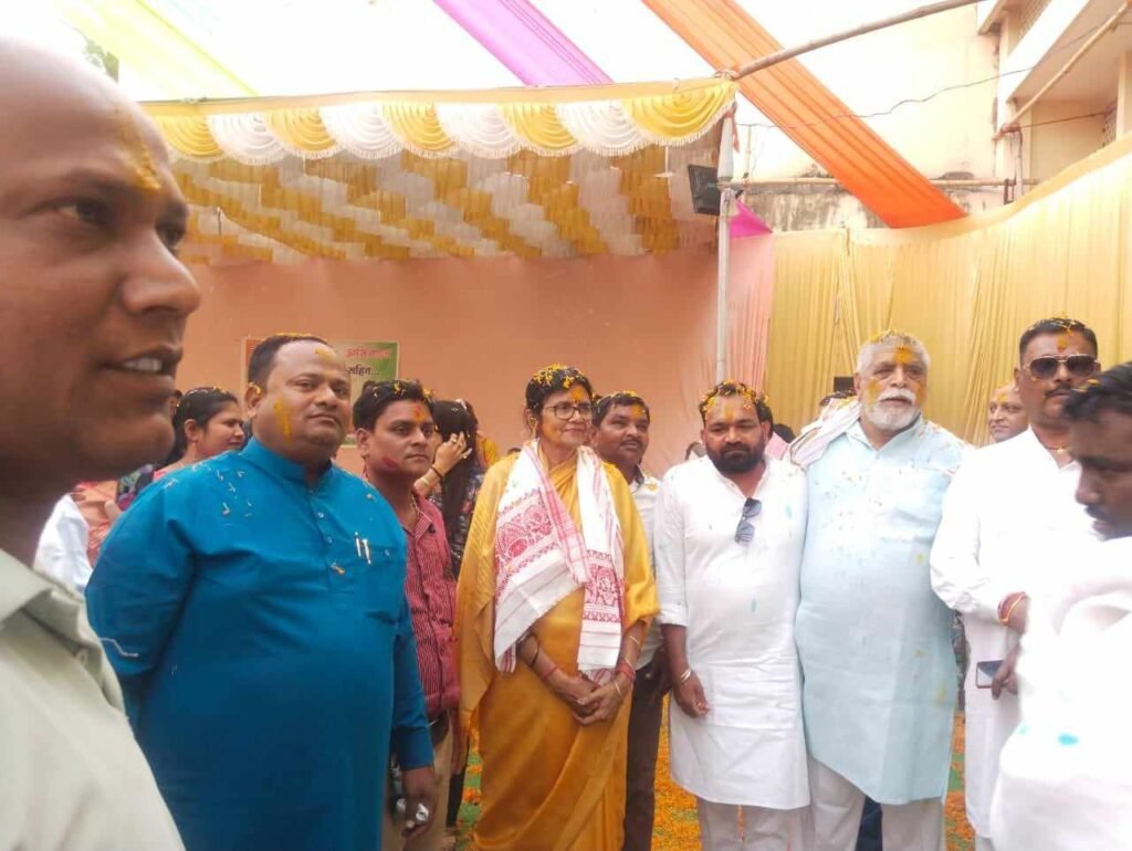 गेवाडीन दंपति पहुंचे कोरबा सांसद ज्योत्सना महंत के होली मिलन समारोह में, नेता प्रतिपक्ष महंत भी रहे मौजूद, शक्ति विधानसभा क्षेत्र से अनेकों कांग्रेस कार्यकर्ता भी हुए शामिल, नरेश- रीना ने सांसद ज्योत्सना को गुलाल लगा कर दी होली की बधाई, रीना ने कहा- कोरबा संसदीय सीट पर दोबारा सांसद बनेगी ज्योत्सना दीदी kshititech