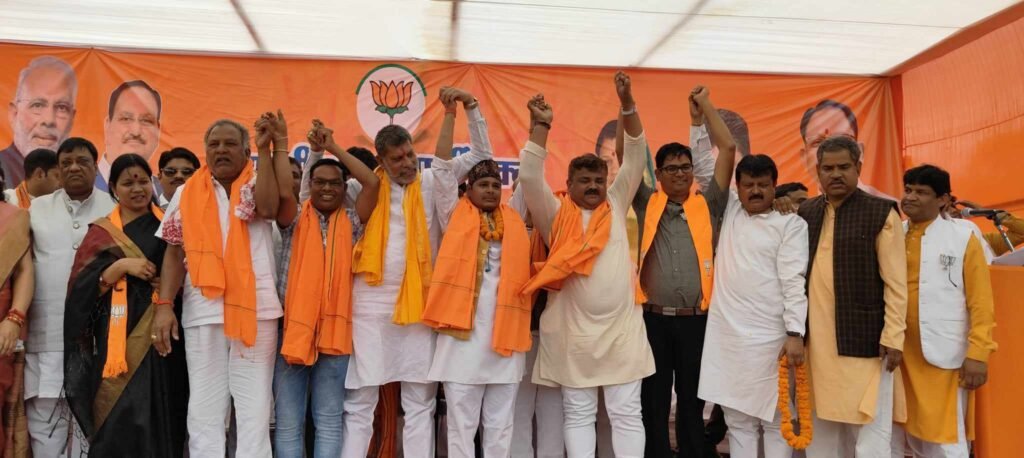 भाजपा प्रवेश की मची होड़-कांग्रेस के जनपद अध्यक्ष राजेश हो गए भाजपा के, 18 मार्च को सैकड़ो कांग्रेसियों ने किया भाजपा प्रवेश,राजा धर्मेंद्र बहादुर सिंह ने समर्थकों के साथ किया भाजपा प्रवेश तो वहीं शक्ति के नरेश अग्रवाल प्रिंस को ओपी चौधरी ने बनाया भाजपा का गमछा, नरेश को भाजपा अध्यक्ष किरण देव ने कहा- बहुत सुना है आपका नाम, आने वाले दिनों में कांग्रेस के और बड़े चेहरे हो सकते हैं भाजपा में शामिल kshititech