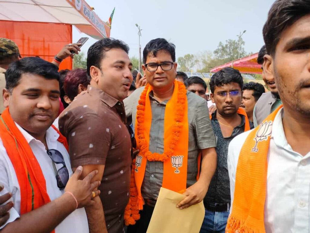 जीना यहां-मरना यहाँ--भाजपा नेत्री विद्या सिदार के प्रयासों से पूर्व युवा भाजयुमो नेता संजय कश्यप की हुई घर वापसी, 18 मार्च को शक्ति पधारे लोकसभा प्रभारी गौरीशंकर अग्रवाल एवं वित्त मंत्री ओपी चौधरी ने संजय की कराई भाजपा परिवार में वापसी, संजय ने कहा- मेरा राजनैतिक जीवन भाजपा से हुआ है प्रारंभ एवं अंतिम क्षण तक करूंगा पार्टी का काम, ओपी चौधरी के समर्थक माने जाते हैं संजय, विधानसभा चुनाव में रायगढ़ में जाकर कार्यकर्ताओं के साथ संभाला था मोर्चा जीना यहां-मरना यहाँ--भाजपा नेत्री विद्या सिदार के प्रयासों से पूर्व युवा भाजयुमो नेता संजय कश्यप की हुई घर वापसी, 18 मार्च को शक्ति पधारे लोकसभा प्रभारी गौरीशंकर अग्रवाल एवं वित्त मंत्री ओपी चौधरी ने संजय की कराई भाजपा परिवार में वापसी, संजय ने कहा- मेरा राजनैतिक जीवन भाजपा से हुआ है प्रारंभ एवं अंतिम क्षण तक करूंगा पार्टी का काम, ओपी चौधरी के समर्थक माने जाते हैं संजय, विधानसभा चुनाव में रायगढ़ में जाकर कार्यकर्ताओं के साथ संभाला था मोर्चा kshititech