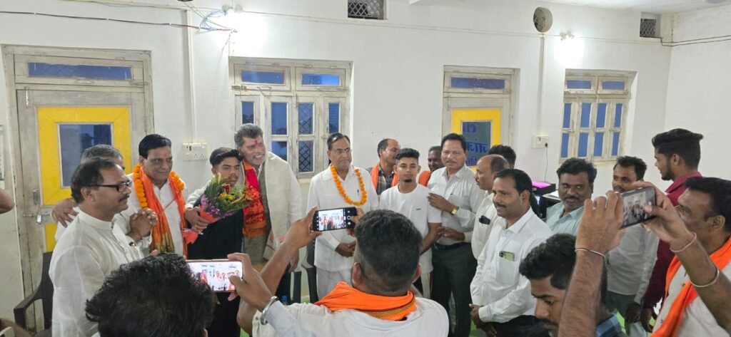 जांजगीर पहुंचे मुख्यमंत्री साय ने कहा-कांग्रेस महिलाओं को 01 लाख का लालच देकर भरवा रही फॉर्म,आपके पास भूल सुधारने का मौका है, कांग्रेस को जड़ से उखाड़ फेंके, प्रदेश अध्यक्ष किरण देव भी रहे मौजूद, जिला भाजपा कार्यालय में प्रदेश अध्यक्ष ने ली पत्रकार वार्ता जांजगीर पहुंचे मुख्यमंत्री साय ने कहा-कांग्रेस महिलाओं को 01 लाख का लालच देकर भरवा रही फॉर्म,आपके पास भूल सुधारने का मौका है, कांग्रेस को जड़ से उखाड़ फेंके, प्रदेश अध्यक्ष किरण देव भी रहे मौजूद, जिला भाजपा कार्यालय में प्रदेश अध्यक्ष ने ली पत्रकार वार्ता kshititech