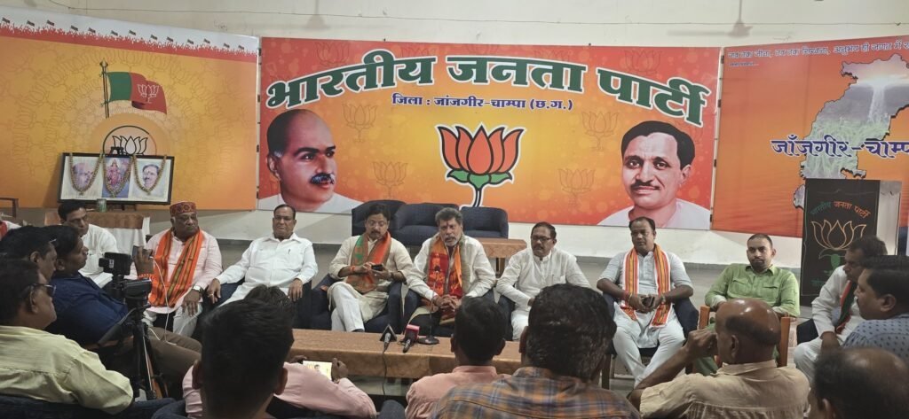 जांजगीर पहुंचे मुख्यमंत्री साय ने कहा-कांग्रेस महिलाओं को 01 लाख का लालच देकर भरवा रही फॉर्म,आपके पास भूल सुधारने का मौका है, कांग्रेस को जड़ से उखाड़ फेंके, प्रदेश अध्यक्ष किरण देव भी रहे मौजूद, जिला भाजपा कार्यालय में प्रदेश अध्यक्ष ने ली पत्रकार वार्ता जांजगीर पहुंचे मुख्यमंत्री साय ने कहा-कांग्रेस महिलाओं को 01 लाख का लालच देकर भरवा रही फॉर्म,आपके पास भूल सुधारने का मौका है, कांग्रेस को जड़ से उखाड़ फेंके, प्रदेश अध्यक्ष किरण देव भी रहे मौजूद, जिला भाजपा कार्यालय में प्रदेश अध्यक्ष ने ली पत्रकार वार्ता kshititech