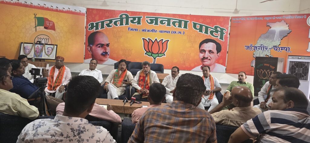 जांजगीर पहुंचे मुख्यमंत्री साय ने कहा-कांग्रेस महिलाओं को 01 लाख का लालच देकर भरवा रही फॉर्म,आपके पास भूल सुधारने का मौका है, कांग्रेस को जड़ से उखाड़ फेंके, प्रदेश अध्यक्ष किरण देव भी रहे मौजूद, जिला भाजपा कार्यालय में प्रदेश अध्यक्ष ने ली पत्रकार वार्ता जांजगीर पहुंचे मुख्यमंत्री साय ने कहा-कांग्रेस महिलाओं को 01 लाख का लालच देकर भरवा रही फॉर्म,आपके पास भूल सुधारने का मौका है, कांग्रेस को जड़ से उखाड़ फेंके, प्रदेश अध्यक्ष किरण देव भी रहे मौजूद, जिला भाजपा कार्यालय में प्रदेश अध्यक्ष ने ली पत्रकार वार्ता kshititech