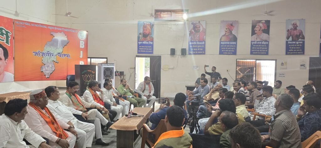 जांजगीर पहुंचे मुख्यमंत्री साय ने कहा-कांग्रेस महिलाओं को 01 लाख का लालच देकर भरवा रही फॉर्म,आपके पास भूल सुधारने का मौका है, कांग्रेस को जड़ से उखाड़ फेंके, प्रदेश अध्यक्ष किरण देव भी रहे मौजूद, जिला भाजपा कार्यालय में प्रदेश अध्यक्ष ने ली पत्रकार वार्ता जांजगीर पहुंचे मुख्यमंत्री साय ने कहा-कांग्रेस महिलाओं को 01 लाख का लालच देकर भरवा रही फॉर्म,आपके पास भूल सुधारने का मौका है, कांग्रेस को जड़ से उखाड़ फेंके, प्रदेश अध्यक्ष किरण देव भी रहे मौजूद, जिला भाजपा कार्यालय में प्रदेश अध्यक्ष ने ली पत्रकार वार्ता kshititech