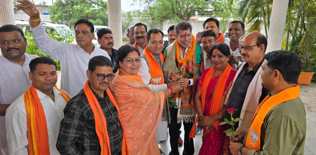 जांजगीर पहुंचे मुख्यमंत्री साय ने कहा-कांग्रेस महिलाओं को 01 लाख का लालच देकर भरवा रही फॉर्म,आपके पास भूल सुधारने का मौका है, कांग्रेस को जड़ से उखाड़ फेंके, प्रदेश अध्यक्ष किरण देव भी रहे मौजूद, जिला भाजपा कार्यालय में प्रदेश अध्यक्ष ने ली पत्रकार वार्ता जांजगीर पहुंचे मुख्यमंत्री साय ने कहा-कांग्रेस महिलाओं को 01 लाख का लालच देकर भरवा रही फॉर्म,आपके पास भूल सुधारने का मौका है, कांग्रेस को जड़ से उखाड़ फेंके, प्रदेश अध्यक्ष किरण देव भी रहे मौजूद, जिला भाजपा कार्यालय में प्रदेश अध्यक्ष ने ली पत्रकार वार्ता kshititech
