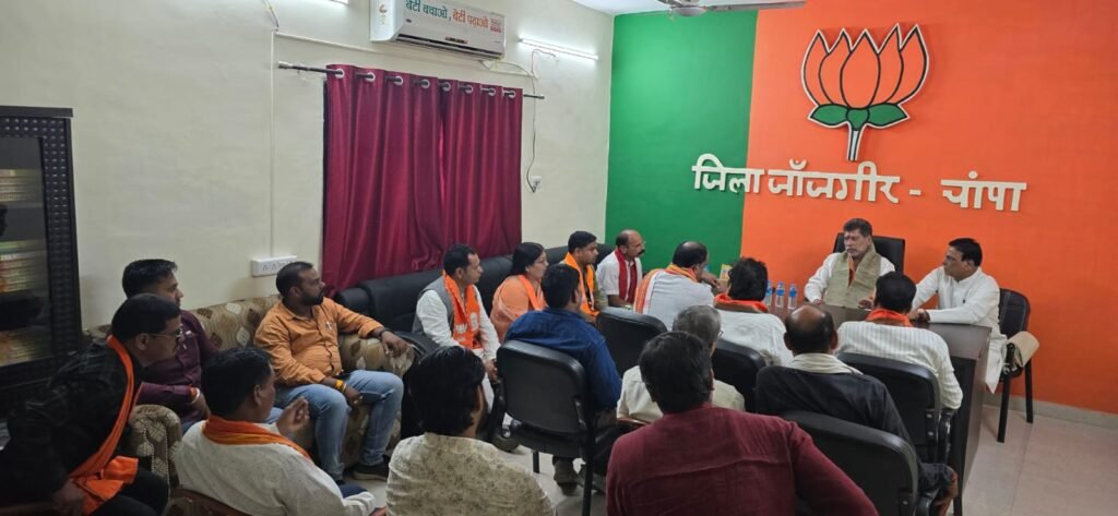 जांजगीर पहुंचे मुख्यमंत्री साय ने कहा-कांग्रेस महिलाओं को 01 लाख का लालच देकर भरवा रही फॉर्म,आपके पास भूल सुधारने का मौका है, कांग्रेस को जड़ से उखाड़ फेंके, प्रदेश अध्यक्ष किरण देव भी रहे मौजूद, जिला भाजपा कार्यालय में प्रदेश अध्यक्ष ने ली पत्रकार वार्ता जांजगीर पहुंचे मुख्यमंत्री साय ने कहा-कांग्रेस महिलाओं को 01 लाख का लालच देकर भरवा रही फॉर्म,आपके पास भूल सुधारने का मौका है, कांग्रेस को जड़ से उखाड़ फेंके, प्रदेश अध्यक्ष किरण देव भी रहे मौजूद, जिला भाजपा कार्यालय में प्रदेश अध्यक्ष ने ली पत्रकार वार्ता kshititech