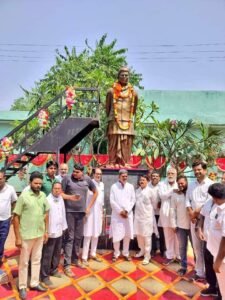 बी डी महंत की स्वर्ण जयंती पर नेता प्रतिपक्ष महंत ने दी श्रद्धांजलि, महंत ने कहा- प्रदेश कांग्रेस कमेटी अध्यक्ष के रूप में उनके पूज्य पिता बिसाहू दास जी का रहा अतुलनीय योगदान, मनेद्रगढ़ में श्रद्धांजलि सभा में शामिल हुए सूरज महंत, छह बार विधायक रह चुके थे बिसाहू दास महंत बी डी महंत की स्वर्ण जयंती पर नेता प्रतिपक्ष महंत ने दी श्रद्धांजलि, महंत ने कहा- प्रदेश कांग्रेस कमेटी अध्यक्ष के रूप में उनके पूज्य पिता बिसाहू दास जी का रहा अतुलनीय योगदान, मनेद्रगढ़ में श्रद्धांजलि सभा में शामिल हुए सूरज महंत, छह बार विधायक रह चुके थे बिसाहू दास महंत kshititech