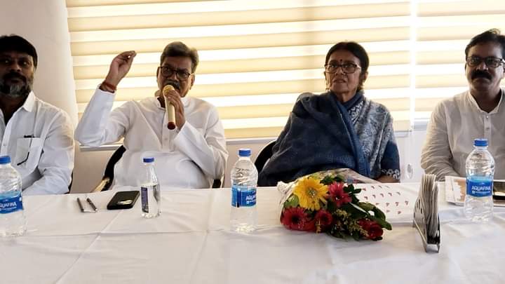 सार्वजनिक उद्योगों को निजी हाथों में जाने से बचाना होगा, कांग्रेस को मजबूत करें : डॉ. महंत,श्रमिक संगठन सीटू के पदाधिकारियों से नेता प्रतिपक्ष ने की मुलाकात, महंत ने कहा- देश में कांग्रेस शासन के समय हुई थी लाभकारी उद्योगों की स्थापना, भाजपा ने आते ही चंद उद्योगपतियों के हाथों में बेच दिया देश का सारा उद्योग सार्वजनिक उद्योगों को निजी हाथों में जाने से बचाना होगा, कांग्रेस को मजबूत करें : डॉ. महंत,श्रमिक संगठन सीटू के पदाधिकारियों से नेता प्रतिपक्ष ने की मुलाकात, महंत ने कहा- देश में कांग्रेस शासन के समय हुई थी लाभकारी उद्योगों की स्थापना, भाजपा ने आते ही चंद उद्योगपतियों के हाथों में बेच दिया देश का सारा उद्योग kshititech