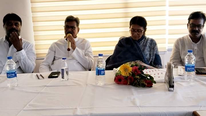 सार्वजनिक उद्योगों को निजी हाथों में जाने से बचाना होगा, कांग्रेस को मजबूत करें : डॉ. महंत,श्रमिक संगठन सीटू के पदाधिकारियों से नेता प्रतिपक्ष ने की मुलाकात, महंत ने कहा- देश में कांग्रेस शासन के समय हुई थी लाभकारी उद्योगों की स्थापना, भाजपा ने आते ही चंद उद्योगपतियों के हाथों में बेच दिया देश का सारा उद्योग सार्वजनिक उद्योगों को निजी हाथों में जाने से बचाना होगा, कांग्रेस को मजबूत करें : डॉ. महंत,श्रमिक संगठन सीटू के पदाधिकारियों से नेता प्रतिपक्ष ने की मुलाकात, महंत ने कहा- देश में कांग्रेस शासन के समय हुई थी लाभकारी उद्योगों की स्थापना, भाजपा ने आते ही चंद उद्योगपतियों के हाथों में बेच दिया देश का सारा उद्योग kshititech