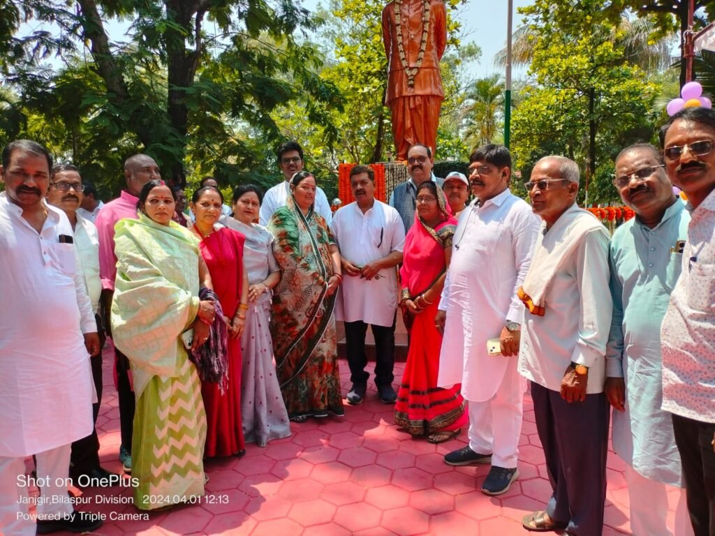 बी डी महंत की स्वर्ण जयंती पर नेता प्रतिपक्ष महंत ने दी श्रद्धांजलि, महंत ने कहा- प्रदेश कांग्रेस कमेटी अध्यक्ष के रूप में उनके पूज्य पिता बिसाहू दास जी का रहा अतुलनीय योगदान, मनेद्रगढ़ में श्रद्धांजलि सभा में शामिल हुए सूरज महंत, छह बार विधायक रह चुके थे बिसाहू दास महंत बी डी महंत की स्वर्ण जयंती पर नेता प्रतिपक्ष महंत ने दी श्रद्धांजलि, महंत ने कहा- प्रदेश कांग्रेस कमेटी अध्यक्ष के रूप में उनके पूज्य पिता बिसाहू दास जी का रहा अतुलनीय योगदान, मनेद्रगढ़ में श्रद्धांजलि सभा में शामिल हुए सूरज महंत, छह बार विधायक रह चुके थे बिसाहू दास महंत kshititech