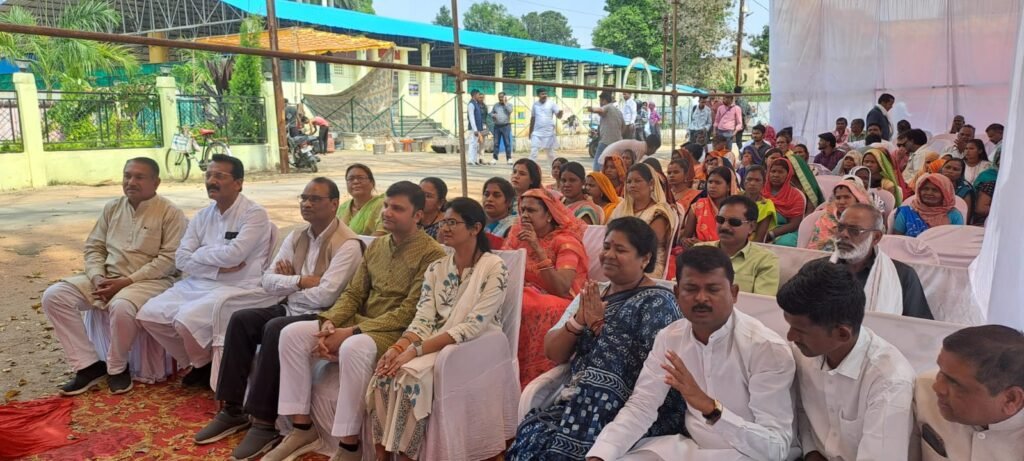 बी डी महंत की स्वर्ण जयंती पर नेता प्रतिपक्ष महंत ने दी श्रद्धांजलि, महंत ने कहा- प्रदेश कांग्रेस कमेटी अध्यक्ष के रूप में उनके पूज्य पिता बिसाहू दास जी का रहा अतुलनीय योगदान, मनेद्रगढ़ में श्रद्धांजलि सभा में शामिल हुए सूरज महंत, छह बार विधायक रह चुके थे बिसाहू दास महंत बी डी महंत की स्वर्ण जयंती पर नेता प्रतिपक्ष महंत ने दी श्रद्धांजलि, महंत ने कहा- प्रदेश कांग्रेस कमेटी अध्यक्ष के रूप में उनके पूज्य पिता बिसाहू दास जी का रहा अतुलनीय योगदान, मनेद्रगढ़ में श्रद्धांजलि सभा में शामिल हुए सूरज महंत, छह बार विधायक रह चुके थे बिसाहू दास महंत kshititech