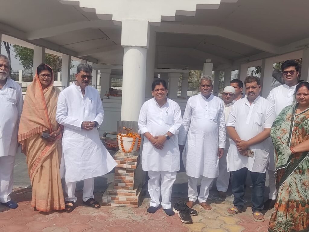 बी डी महंत की स्वर्ण जयंती पर नेता प्रतिपक्ष महंत ने दी श्रद्धांजलि, महंत ने कहा- प्रदेश कांग्रेस कमेटी अध्यक्ष के रूप में उनके पूज्य पिता बिसाहू दास जी का रहा अतुलनीय योगदान, मनेद्रगढ़ में श्रद्धांजलि सभा में शामिल हुए सूरज महंत, छह बार विधायक रह चुके थे बिसाहू दास महंत बी डी महंत की स्वर्ण जयंती पर नेता प्रतिपक्ष महंत ने दी श्रद्धांजलि, महंत ने कहा- प्रदेश कांग्रेस कमेटी अध्यक्ष के रूप में उनके पूज्य पिता बिसाहू दास जी का रहा अतुलनीय योगदान, मनेद्रगढ़ में श्रद्धांजलि सभा में शामिल हुए सूरज महंत, छह बार विधायक रह चुके थे बिसाहू दास महंत kshititech