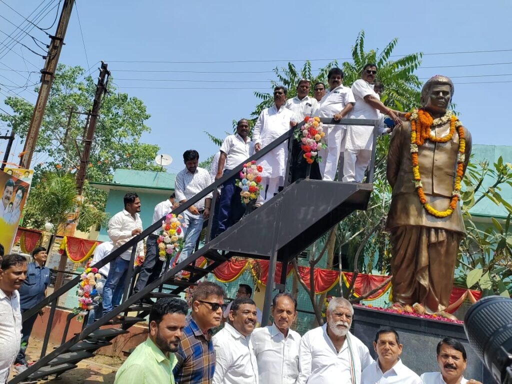 बी डी महंत की स्वर्ण जयंती पर नेता प्रतिपक्ष महंत ने दी श्रद्धांजलि, महंत ने कहा- प्रदेश कांग्रेस कमेटी अध्यक्ष के रूप में उनके पूज्य पिता बिसाहू दास जी का रहा अतुलनीय योगदान, मनेद्रगढ़ में श्रद्धांजलि सभा में शामिल हुए सूरज महंत, छह बार विधायक रह चुके थे बिसाहू दास महंत बी डी महंत की स्वर्ण जयंती पर नेता प्रतिपक्ष महंत ने दी श्रद्धांजलि, महंत ने कहा- प्रदेश कांग्रेस कमेटी अध्यक्ष के रूप में उनके पूज्य पिता बिसाहू दास जी का रहा अतुलनीय योगदान, मनेद्रगढ़ में श्रद्धांजलि सभा में शामिल हुए सूरज महंत, छह बार विधायक रह चुके थे बिसाहू दास महंत kshititech