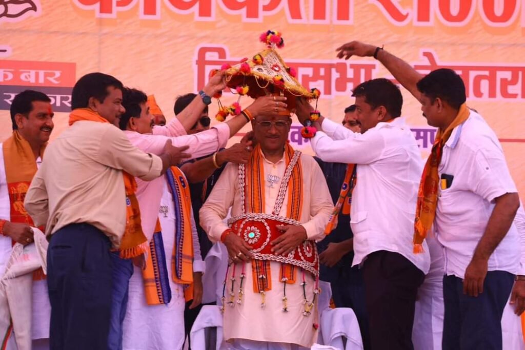 महंत के गृह नगर सारागांव में आक्रामक हुई BJP, मोदी वाले बयान पर युवा मोर्चा के कार्यकर्ताओं ने घेर दिया महंत का गृह निवास, पुलिस ने भी भांजी लाठियां, युवा मोर्चा के कार्यकर्ता लगा रहे थे मुर्दाबाद के नारे, शक्ति के अग्रसेन चौक में भी हुआ महंत का पुतला दहन, मुख्यमंत्री विष्णु देव साय ने कहा- महंत का यह बयान स्तरहीन, कमलेश जांगड़े का 5 अप्रैल को होगा अकलतरा विधानसभा दौरा kshititech