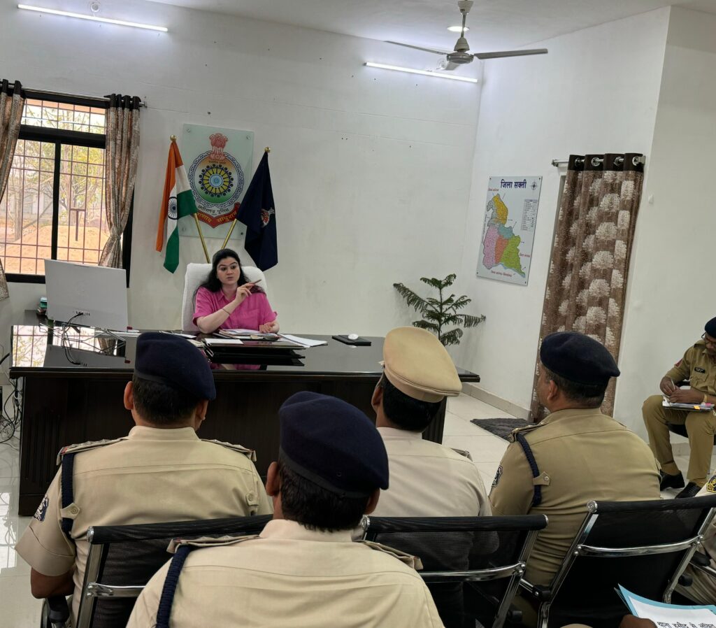 शक्ति जिले में लोकतंत्र के महापर्व को सफल बनाने जिले के प्रशासनिक एवं पुलिस मुखिया ने कानून व्यवस्था की करी समीक्षा एवं पुलिस अधिकारियों से करी चर्चा, शांतिपूर्ण मतदान में पुलिस की होती है अहम भूमिका, जिला बदर लोगों की जानकारी एवं जुआ- सट्टे की कार्रवाई की करी समीक्षा शक्ति जिले में लोकतंत्र के महापर्व को सफल बनाने जिले के प्रशासनिक एवं पुलिस मुखिया ने कानून व्यवस्था की करी समीक्षा एवं पुलिस अधिकारियों से करी चर्चा, शांतिपूर्ण मतदान में पुलिस की होती है अहम भूमिका, जिला बदर लोगों की जानकारी एवं जुआ- सट्टे की कार्रवाई की करी समीक्षा kshititech