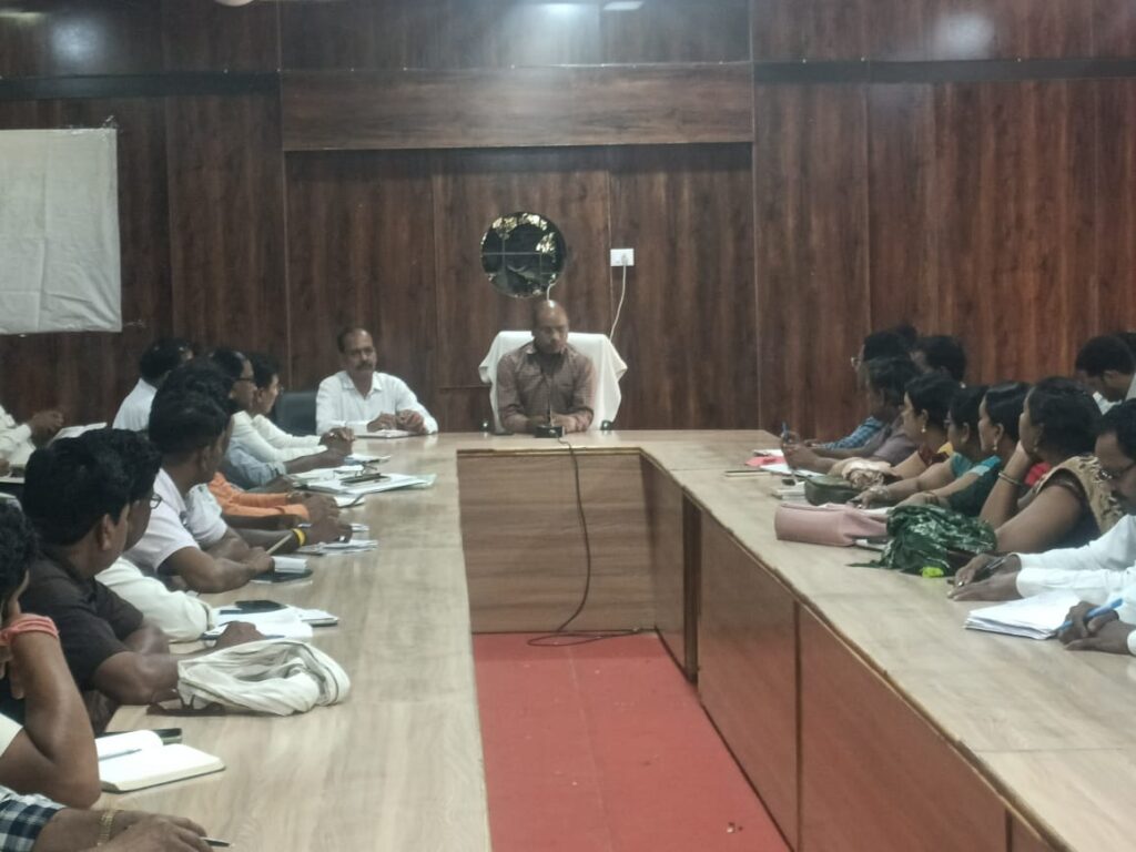 IAS अमृत विकास तोपनों के मार्गदर्शन में शक्ति जिले में कम मतदान वाली पंचायतो में शत प्रतिशत मतदान करवाने की तैयारी, ग्राम पंचायतो के सचिवों को बुलाकर ली बैठक, शक्ति जनपद सीईओ ने भी किया निर्वाचन को लेकर क्षेत्र का दौरा IAS अमृत विकास तोपनों के मार्गदर्शन में शक्ति जिले में कम मतदान वाली पंचायतो में शत प्रतिशत मतदान करवाने की तैयारी, ग्राम पंचायतो के सचिवों को बुलाकर ली बैठक, शक्ति जनपद सीईओ ने भी किया निर्वाचन को लेकर क्षेत्र का दौरा kshititech
