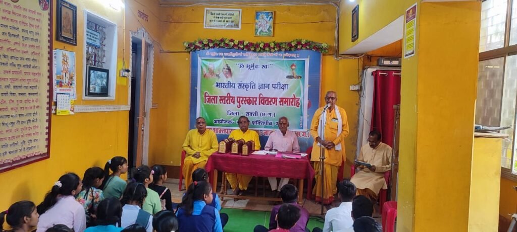 गायत्री शक्तिपीठ द्वारा किया गया जिला स्तरीय भारतीय संस्कृति ज्ञान परीक्षा के पुरस्कारों का वितरण, समाज सेविका हेमलता बंसल,गुड्डी देवी रही अतिथि के रूप में मौजूद kshititech
