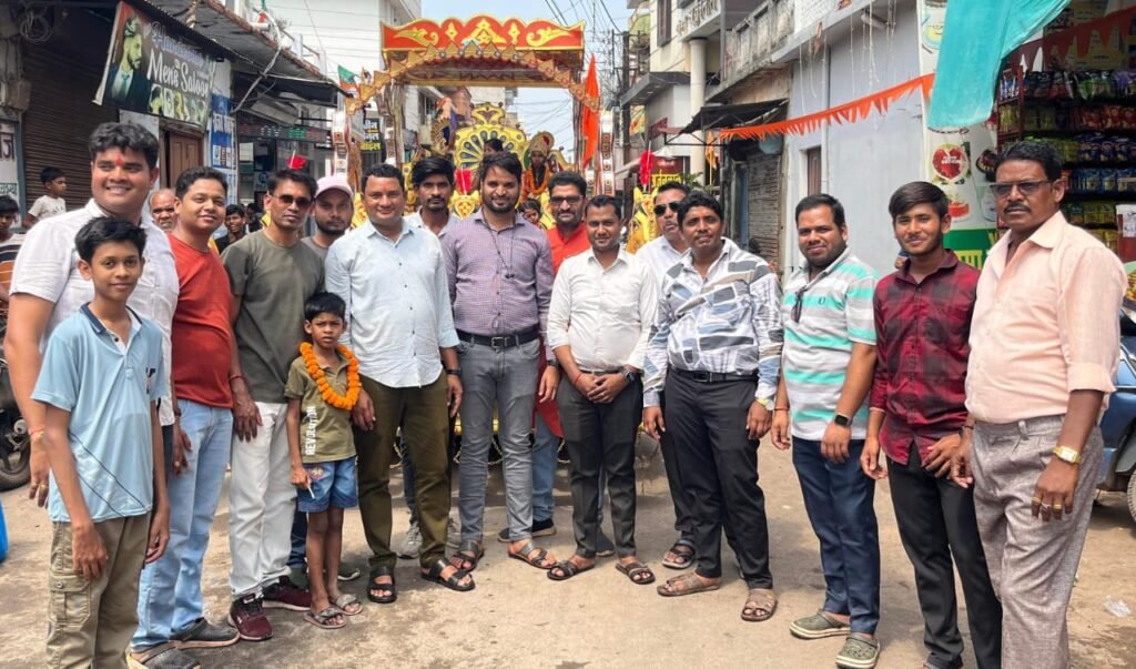 शक्ति के देवांगन युवा संगठन ने किया हिंदू नव वर्ष की भव्य शोभायात्रा का स्वागत, ठंडे पानी एवं शरबत के साथ किया गया, देवांगन समाज के शक्ति जिला अध्यक्ष गोविंद देवांगन ने कहा- हिंदू नव वर्ष का यह पावन दिवस हम सभी के लिए गौरवशाली, शहर में सेवा- रचनात्मक कार्यों में अग्रणी रहता है देवांगन युवा संगठन kshititech