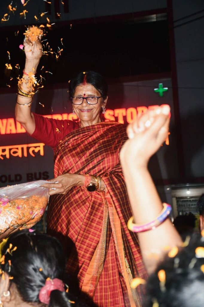 ज्योत्सना ने करी राम भक्तों पर पुष्पवर्षा- कोरबा सांसद ज्योत्सना ने चेतरी चन्द्र महोत्सव पर भगवान झूलेलाल का लिया आशीर्वाद,श्रीमती महंत ने कहा- हिंदू नव वर्ष का आयोजन देखना है तो आए कोरबा जरूर, लोकसभा क्षेत्र के प्रत्येक आयोजनों में सांसद की है सक्रिय भागीदारी, दोबारा सांसद बनाने ज्योत्सना के लिए कोरबा के जुटे लोग ज्योत्सना ने करी राम भक्तों पर पुष्पवर्षा- कोरबा सांसद ज्योत्सना ने चेतरी चन्द्र महोत्सव पर भगवान झूलेलाल का लिया आशीर्वाद,श्रीमती महंत ने कहा- हिंदू नव वर्ष का आयोजन देखना है तो आए कोरबा जरूर, लोकसभा क्षेत्र के प्रत्येक आयोजनों में सांसद की है सक्रिय भागीदारी, दोबारा सांसद बनाने ज्योत्सना के लिए कोरबा के जुटे लोग kshititech