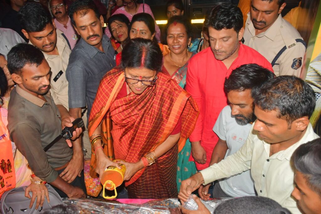 ज्योत्सना ने करी राम भक्तों पर पुष्पवर्षा- कोरबा सांसद ज्योत्सना ने चेतरी चन्द्र महोत्सव पर भगवान झूलेलाल का लिया आशीर्वाद,श्रीमती महंत ने कहा- हिंदू नव वर्ष का आयोजन देखना है तो आए कोरबा जरूर, लोकसभा क्षेत्र के प्रत्येक आयोजनों में सांसद की है सक्रिय भागीदारी, दोबारा सांसद बनाने ज्योत्सना के लिए कोरबा के जुटे लोग ज्योत्सना ने करी राम भक्तों पर पुष्पवर्षा- कोरबा सांसद ज्योत्सना ने चेतरी चन्द्र महोत्सव पर भगवान झूलेलाल का लिया आशीर्वाद,श्रीमती महंत ने कहा- हिंदू नव वर्ष का आयोजन देखना है तो आए कोरबा जरूर, लोकसभा क्षेत्र के प्रत्येक आयोजनों में सांसद की है सक्रिय भागीदारी, दोबारा सांसद बनाने ज्योत्सना के लिए कोरबा के जुटे लोग kshititech