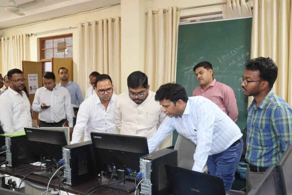 राजनैतिक दलों के खर्चों की निगरानी हो गई शुरू- शक्ति जिले में लोकसभा चुनाव व्यय प्रेक्षक पहुंचे शक्ति, अधिकारियों के साथ करी बैठक, शहर की प्रवेश सीमाओं पर भी लगे विशेष नाको में निगरानी का लिया जायजा, नहीं बच सकेंगे राजनैतिक प्रत्याशी कम खर्च दिखाने के मामलों में, आम जनता भी कर सकेगी व्यय प्रेक्षक से मुलाकात kshititech