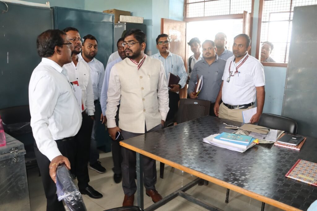 राजनैतिक दलों के खर्चों की निगरानी हो गई शुरू- शक्ति जिले में लोकसभा चुनाव व्यय प्रेक्षक पहुंचे शक्ति, अधिकारियों के साथ करी बैठक, शहर की प्रवेश सीमाओं पर भी लगे विशेष नाको में निगरानी का लिया जायजा, नहीं बच सकेंगे राजनैतिक प्रत्याशी कम खर्च दिखाने के मामलों में, आम जनता भी कर सकेगी व्यय प्रेक्षक से मुलाकात kshititech