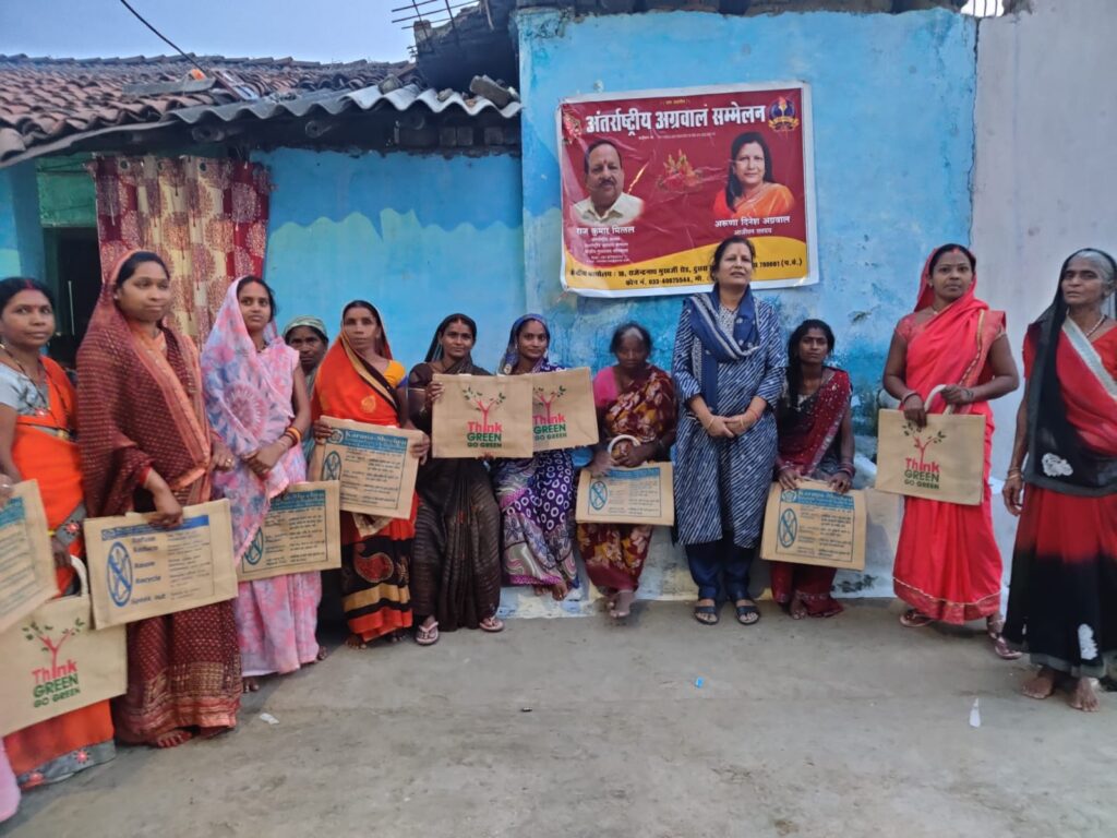 AAS परिवार बिलासपुर की अरुणा दिनेश अग्रवाल ने शनिचरी बाजार में महिलाओं को पर्यावरण संरक्षण की दिशा में निशुल्क बाटे 500 जुट के बैग एवं महिलाओं को दिलाई मतदान की शपथ, अंतर्राष्ट्रीय अग्रवाल सम्मेलन के अध्यक्ष राजकुमार मित्तल ने भी संस्था की ओर से अरुणा को दिया साधुवाद AAS परिवार बिलासपुर की अरुणा दिनेश अग्रवाल ने शनिचरी बाजार में महिलाओं को पर्यावरण संरक्षण की दिशा में निशुल्क बाटे 500 जुट के बैग एवं महिलाओं को दिलाई मतदान की शपथ, अंतर्राष्ट्रीय अग्रवाल सम्मेलन के अध्यक्ष राजकुमार मित्तल ने भी संस्था की ओर से अरुणा को दिया साधुवाद kshititech