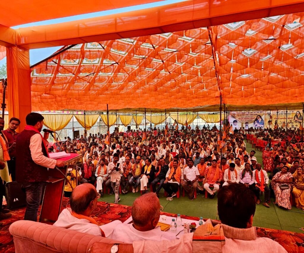 कमलेश को जिताने भाजपा के सम्मेलन- भूपेश सरकार के घोटाले को जनता के बीच रख लोकसभा में फतह हासिल करेगी भाजपा- शक्ति विधानसभा के बाराद्वार में संपन्न कार्यकर्ता सम्मेलन में भाजपा नेताओं ने किया बघेल सरकार के घोटाले का जिक्र, कहा मोदी गारंटी देश में मतदाताओं के बीच बनी विश्वास की गारंटी,जैजैपुर में भी हुआ भाजपा का कार्यकर्ता सम्मेलन kshititech